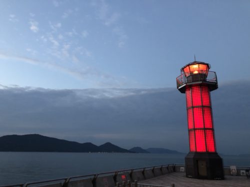 高松を見守る 赤灯台 せとしるべ は世界初の美灯台 オエステ会